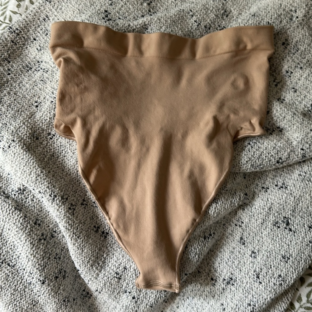 NWOT Skims • Seamless Sculpt Mid Waist Thong in Mica Size M